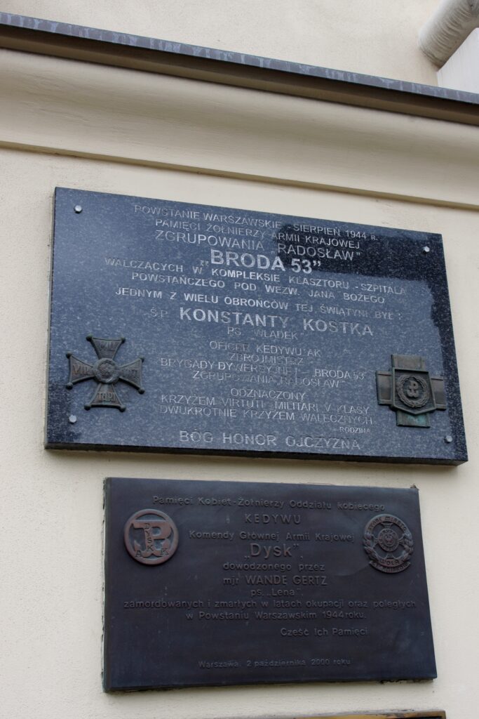 Plaques commemorating Konstanty Kostek and soldiers of the Broda 53 Battalion (above) and Major Wanda Gertz and soldiers of the Dysk Unit (below) on the wall of the Church of John of God at 12 Bonifraterska Street in Warsaw